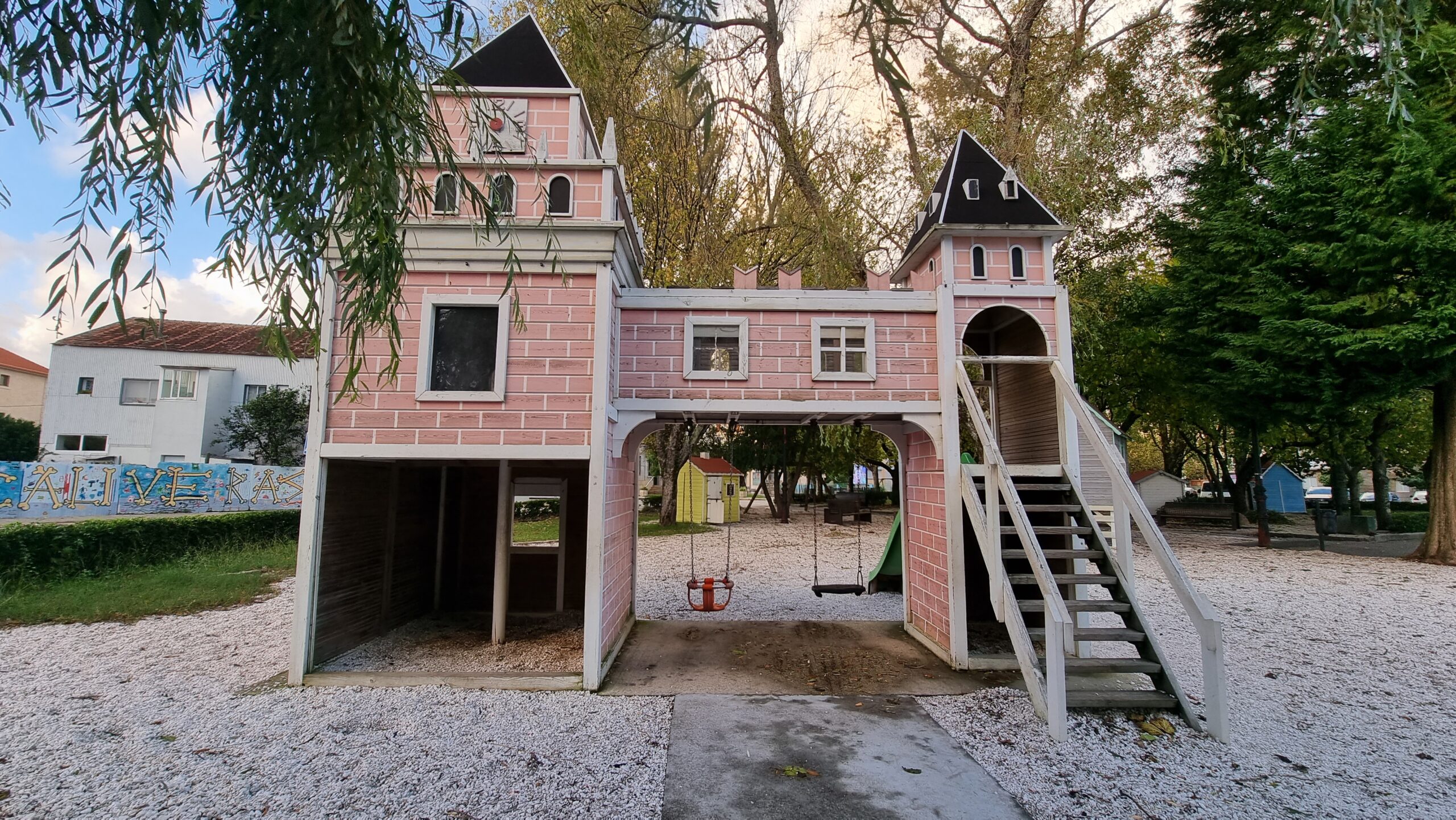 Parque infantil xardin umbrío