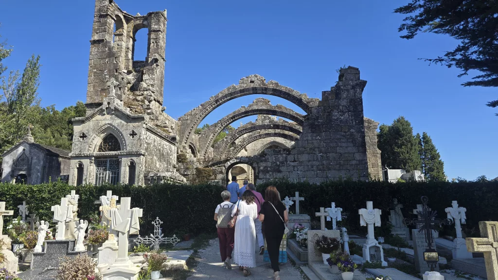 Ruinas de la Iglesia Antigua de Santa Mariña Dozo en Cambados